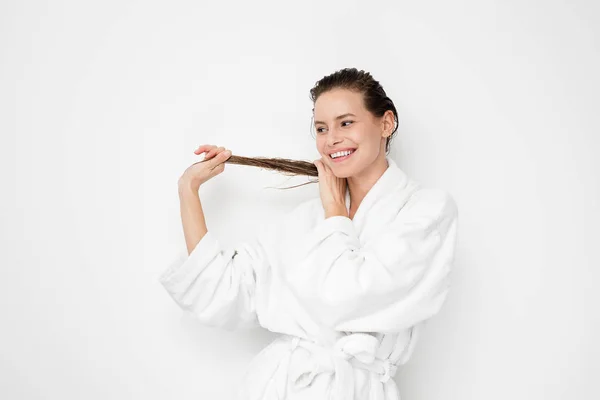 Молодая Натуральная Красивая Женщина Счастлива После Процедуры Уходу Волосами Показывая — стоковое фото