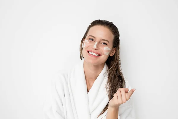 Jeune Femme Peau Impeccable Appliquant Crème Hydratante Sur Son Visage — Photo