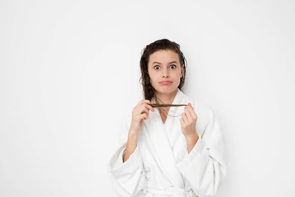 Giovane Donna Naturale Bella Piedi Con Capelli Bagnati Dopo Una — Foto Stock