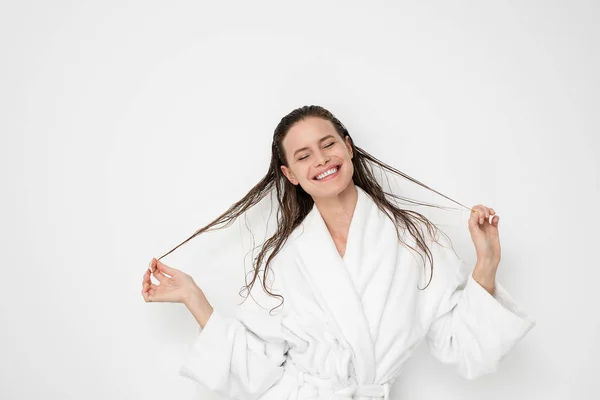 Jeune Femme Naturelle Beauté Debout Avec Les Cheveux Mouillés Après — Photo