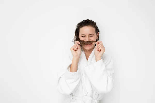 Glad Ung Och Naturlig Kvinna Står Badrock Efter Dusch Leker — Stockfoto