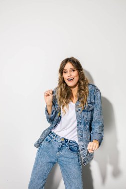 genç çekici model beyaz arka plan üzerinde poz kot giyim gülümseyen mutlu kadın moda 