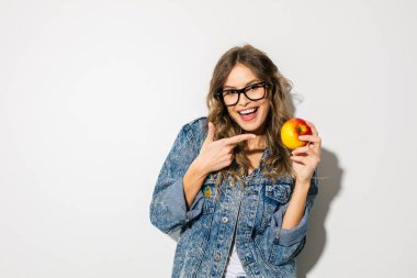 Onun elma işaret gözlük olan güzel kadın