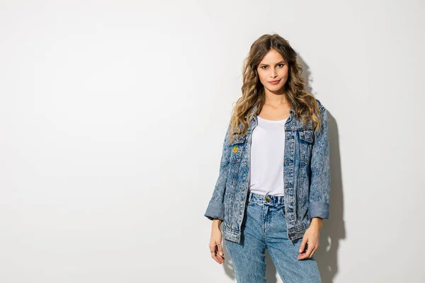 Unga Leende Kvinna Poserar För Kameran Jeans Outfit Vit Bakgrund — Stockfoto