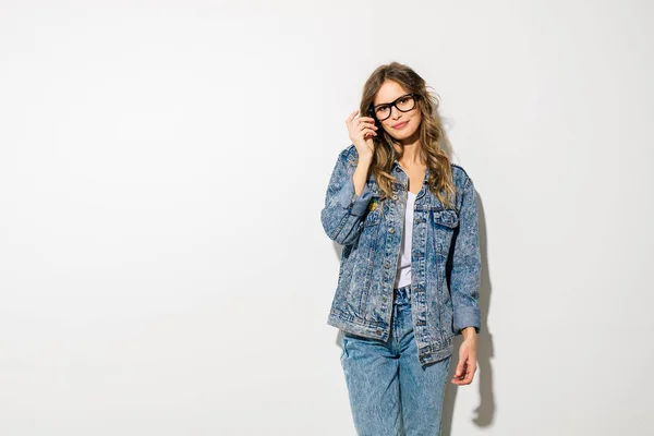 Trendiga Vacker Kvinna Jeans Med Glasögon Poserar Vit Bakgrund — Stockfoto