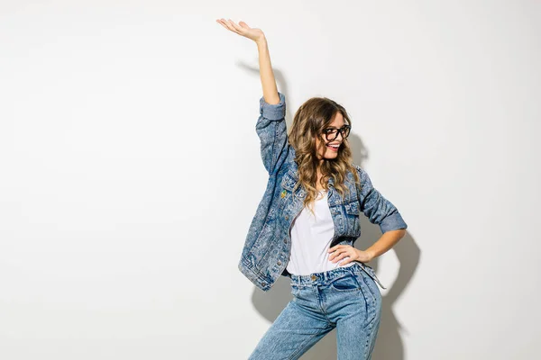 Tendance Rétro Concept Avec Jeune Femme Expressive Énergique Tenue Jeans — Photo
