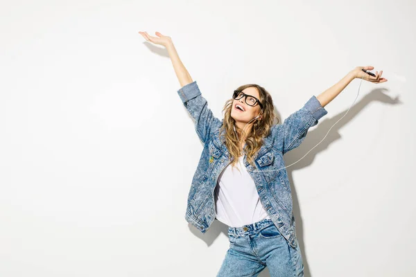 Écouter Musique Danser Concept Avec Une Jeune Femme Belle Expressive — Photo