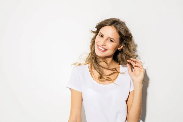 Retrato Mujer Joven Hermosa Cara Expresiva Camisa Blanca Sonriendo Cámara —  Fotos de Stock