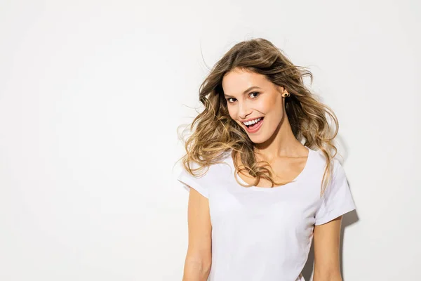 Portret Van Jonge Mooie Vrouw Expressief Gezicht Wit Overhemd Glimlachen — Stockfoto