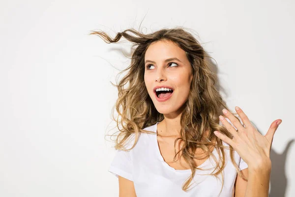 Retrato Mujer Joven Hermosa Cara Expresiva Camisa Blanca Sonriendo Cámara — Foto de Stock