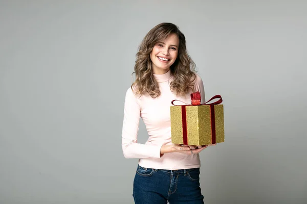 Gioiosa Donna Maglione Rosa Che Tiene Mano Regalo Natale Attesa — Foto Stock