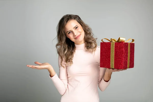 Jong Gelukkig Vrouw Klaar Voor Vakantie Met Een Christamas Cadeau — Stockfoto