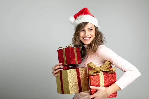 Leuke Schattige Vrouw Met Kerstmuts Die Probeert Verbergen Met Wat — Stockfoto