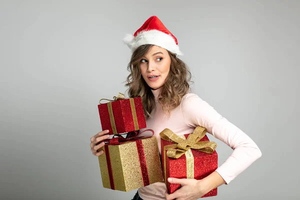 Agradable Linda Mujer Con Sombrero Navidad Tratando Ocultar Con Algunos — Foto de Stock