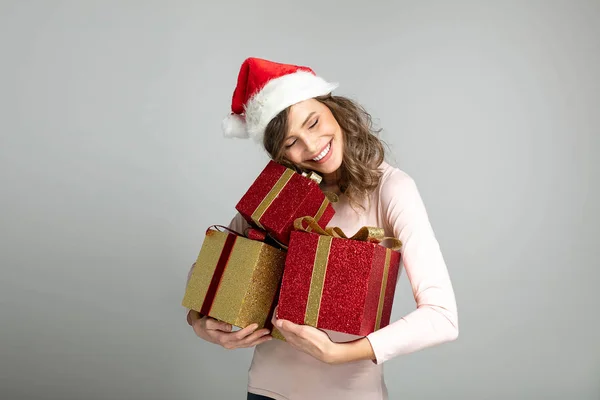 Junge Schöne Frau Mit Weihnachtsmütze Voller Glück Mit Geschenken Den — Stockfoto