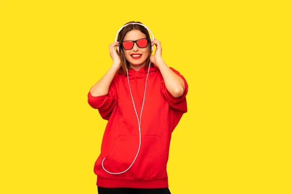Молодая Бунтарка Красной Толстовке Наушниках Солнцезащитных Очках Слушающая Музыку Крутой — стоковое фото