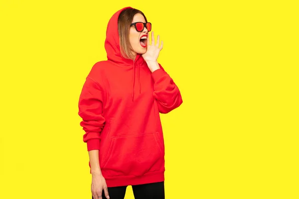 Coole Hipster Meisje Met Zonnebril Screeming Iemand Iets Rode Hoodie — Stockfoto