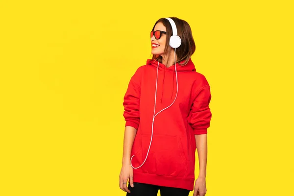 Genç Güneş Gözlüğü Kulaklık Ile Kırmızı Kapüşonlu Asi Kız Dinleme — Stok fotoğraf