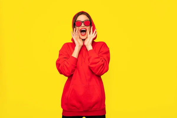 Cool Hipster Ragazza Con Gli Occhiali Sole Urlando Qualcuno Protestando — Foto Stock