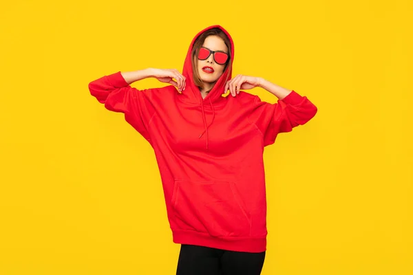 Cool Och Tuff Hipster Flicka Med Solglasögon Poserar Röd Huvtröja — Stockfoto