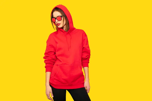 Cool Och Tuff Hipster Flicka Med Solglasögon Poserar Röd Huvtröja — Stockfoto