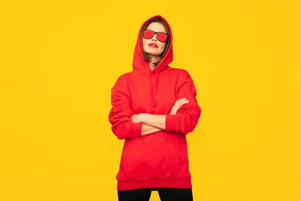 Cool Tufsteen Hipster Meisje Met Zonnebril Poseren Rode Hoodie Gele — Stockfoto