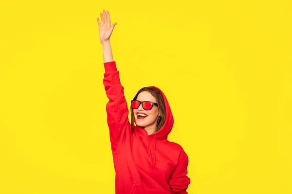 Fresco Giovane Donna Rosso Felpa Con Cappuccio Saluto Qualcuno — Foto Stock