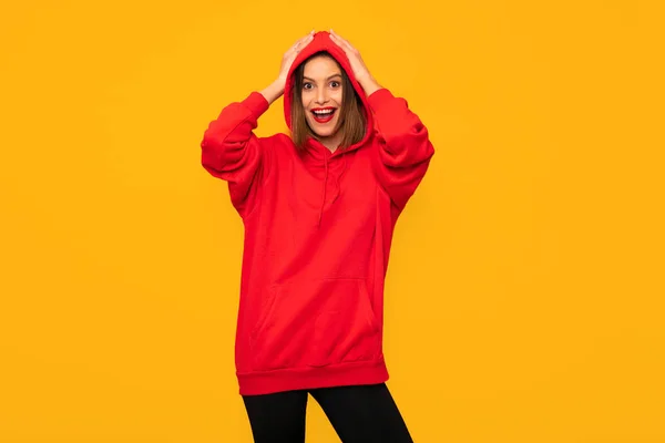 Cool Ung Kvinna Poserar Med Röd Luva Hipster Kvinna Gul — Stockfoto