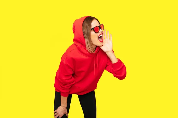 Coole Hipster Meisje Met Zonnebril Screeming Iemand Iets Rode Hoodie — Stockfoto