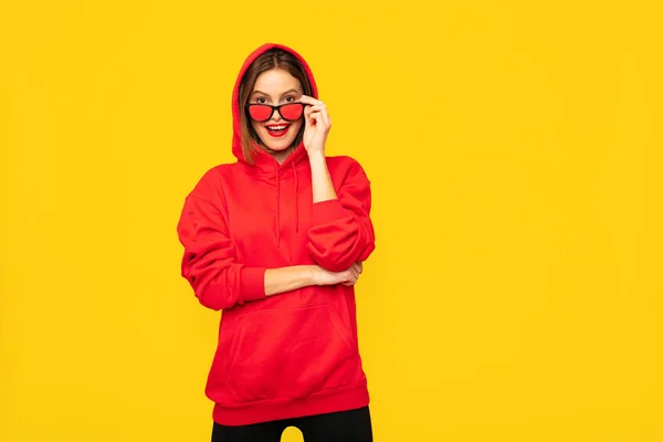 Jonge Positieve Vrouw Rode Hoodie Gele Achtergrond — Stockfoto