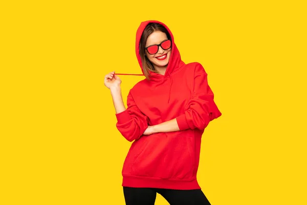 Jonge Positieve Vrouw Rode Hoodie Gele Achtergrond — Stockfoto