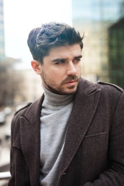 yakışıklı adam güven fotoğraf makinesi ile dışında arka planda ofis binaları ile seyir