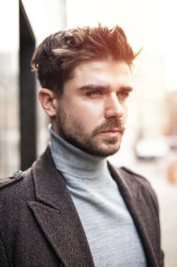 doğal ışık sonbahar paltolu bir adam portresi