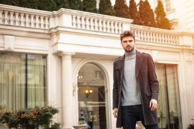 güzel bir otelden yürüme zarif ve modern adam