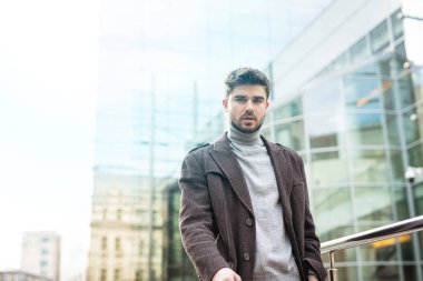 genç girişimci seyir ofis onun arkasında seyir binası ile kendine güvenen, rahat. başarılı şık adam