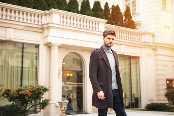 Hombre Elegante Moderno Caminando Fuera Hotel Agradable —  Fotos de Stock