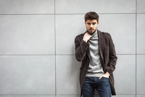 Junger Attraktiver Mann Mantel Posiert Einer Grauen Wand Stilvoller Mann — Stockfoto