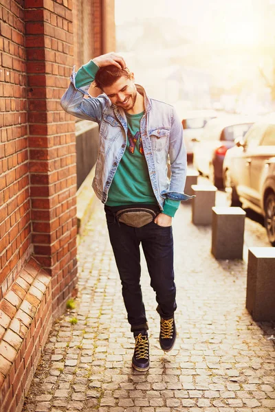 Imagen Estilo Vida Con Hombre Joven Moderno Caminando Por Calle — Foto de Stock