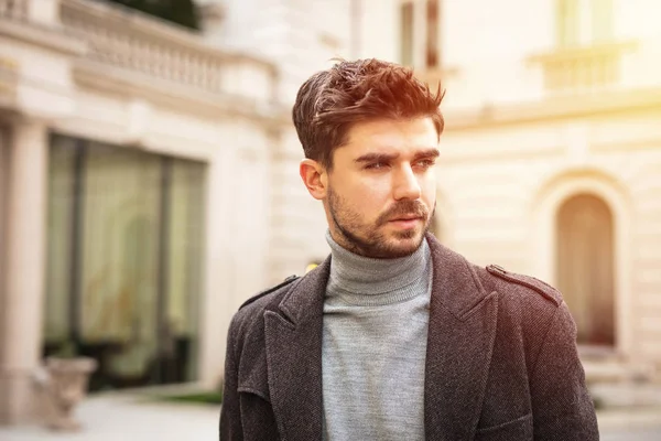 Porträt Eines Jungen Stilvollen Mannes Der Vor Einem Schönen Alten — Stockfoto