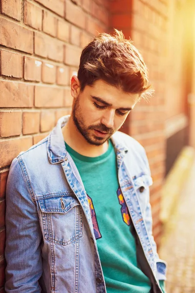 Chico Guapo Chaqueta Jeans Pie Junto Una Pared Ladrillo Fuera — Foto de Stock