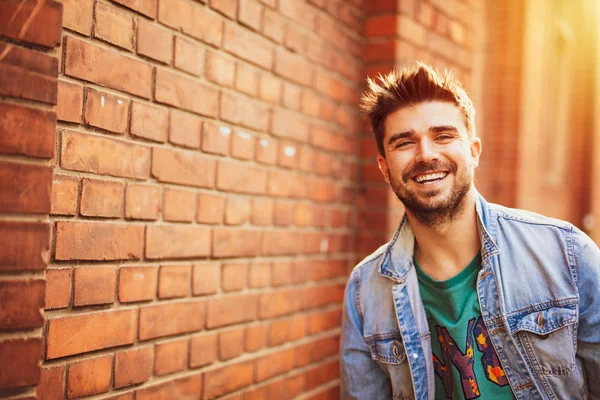 Sonriente Feliz Hombre Fresco Mirando Cámara Tener Buen Día Imagen —  Fotos de Stock