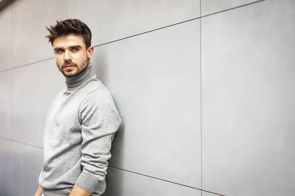 Atractivo Hombre Con Barba Posando Pared Gris —  Fotos de Stock