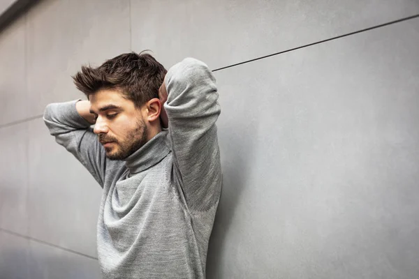 Man Beard Standing Gray Wall His Hands His Neck Eyes — Stock Photo, Image