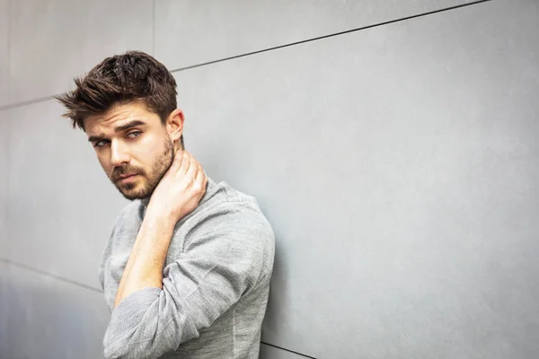 Dolor Cuello Joven Con Las Manos Cuello Pared Gris — Foto de Stock