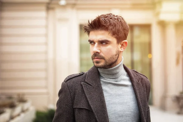 Retrato Homem Jovem Elegante Fora Olhando Confiante Frente Edifício Velho — Fotografia de Stock