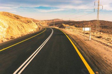 bir çöl manzara yolda araba