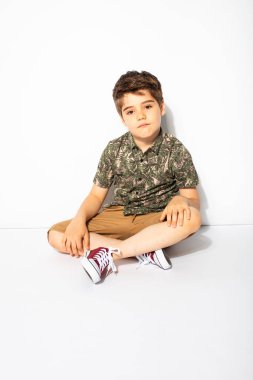 genç çocuk beyaz zemin üzerine poz