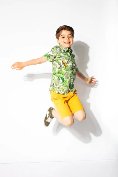 Niño posando sobre fondo blanco — Foto de Stock