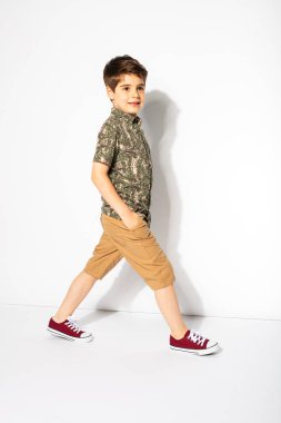 genç çocuk beyaz zemin üzerine poz