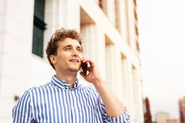sevinçle cep telefonu konuşan adam